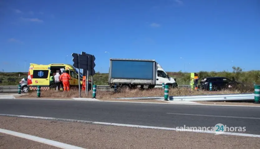 Colisión entre un camión y un turismo junto al puente de la Salud