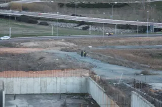 Un joven se encarama a una grúa de obra