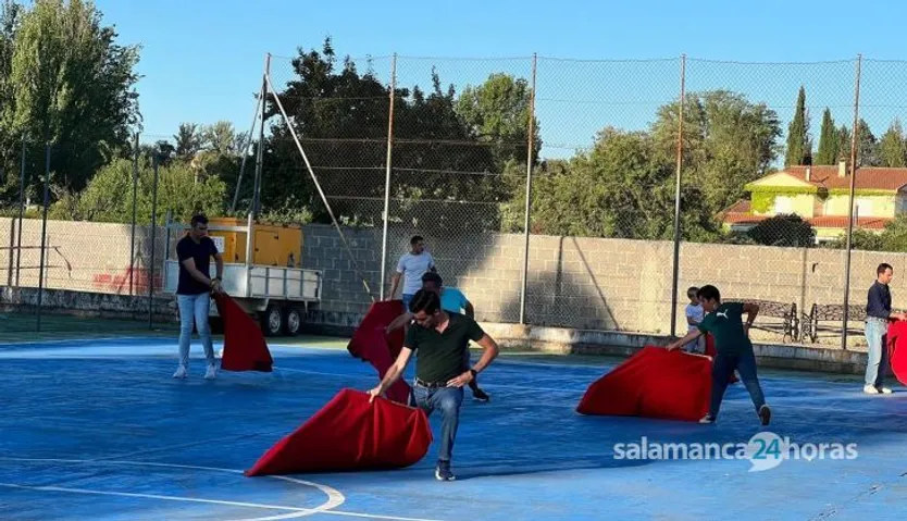 Aficionados práctico de Ciudad Rodrigo durante una exhibición de salón en el barrio Nuevo junto con uno de sus profesores, el novillero Pérez Pinto