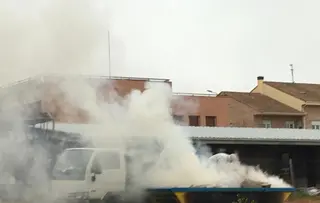 Foto de archivo|   Los Bomberos Provinciales sofocan el incendio de un contenedor en Vega de Salamanca