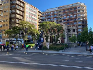 Foto de la parada del autobús urbano en la avenida de Mirat junto a la plaza Gabriel y Galán Archivo