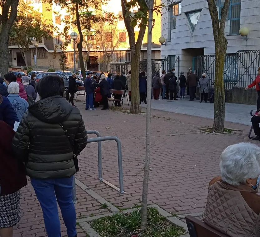 Colas en el centro de salud de Pizarrales para vacunarse de la tercera dosis contra el COVID 19 y la gripe. Foto cedida.