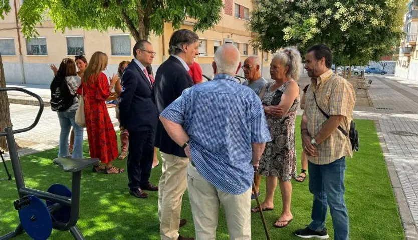 El alcalde de Salamanca, Carlos García Carbayo, durante una visita a la renovada Plaza de Torneros, en Pizarrales