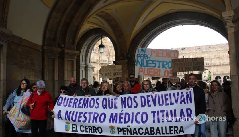 GALERÍA | Los vecinos de El Cerro se movilizan para exigir el regreso del médico por el centro de Salamanca