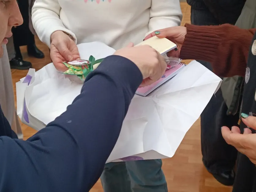 La Asociación ZOES entrega juegos hiperbólicos y manguitos tejidos a ganchillo con lana a entidades sociales de Salamanca