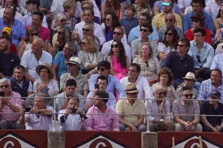 Ambiente en los tendidos para ver el mano a mano de Morante y Marco Pérez en La Glorieta por San Juan de Sahagún