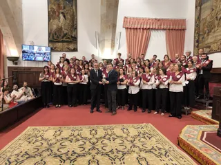 El rector de la Universidad de Salamanca, Juan Manuel Corchado, entrega la Medalla de la USAL al Coro Universitario y al Coro de Cámara | Ayto Salamanca