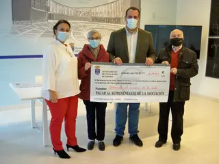 En la imagen aparecen representantes de la Ong Delwende junto al alcalde de la localidad, David Mingo
