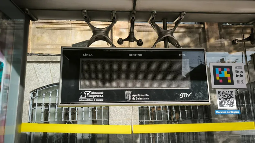 Un fallo en el sistema informático deja en blanco las pantallas informativas de los autobuses urbanos