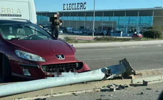 Nuevo accidente en la rotonda del E.Leclerc: pierde el control de su vehículo y choca contra una farola