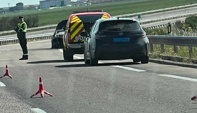 Un turismo arde en la A-62, en Carrascal de Barregas