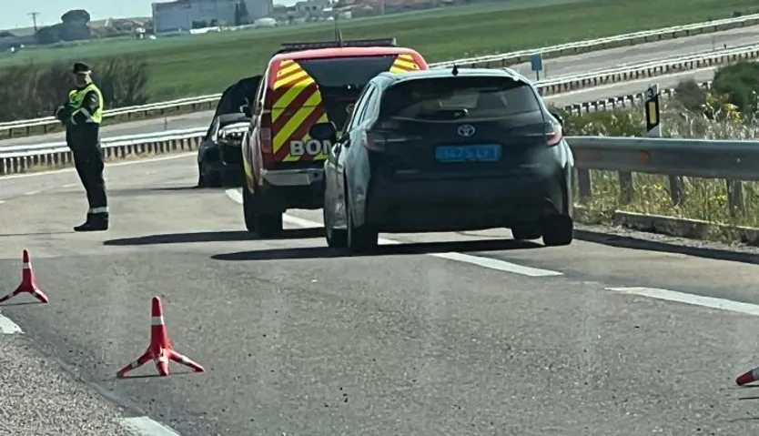Un turismo arde en la A-62, en Carrascal de Barregas