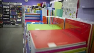 Cuadernos y demás material escolar en una papelería | EP