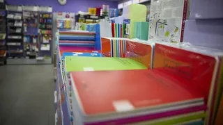 Cuadernos y demás material escolar en una papelería | EP