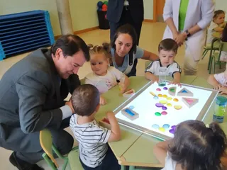 Visita de Alfonso Fernández Mañueco al centro de educación infantil de Carbajosa