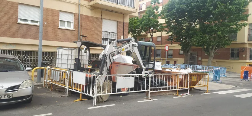 Maquinaria en la calle Linares