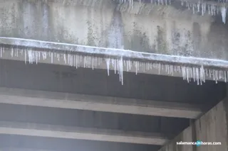 Hielo estalactitas Béjar