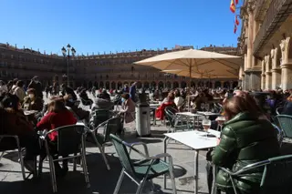 Una terraza de la Plaza Mayor de Salamanca provista de una estufa