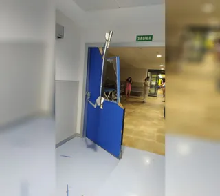 Puerta de Urgencias reventada por el aire