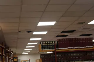 Se desprende parte del falso techo de la biblioteca de Libreros