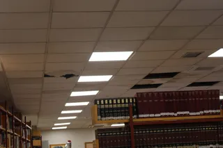 Se desprende parte del falso techo de la biblioteca de Libreros