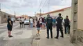 Guardia Civil y vecinos de Garcihernández junto a la casa ocupada