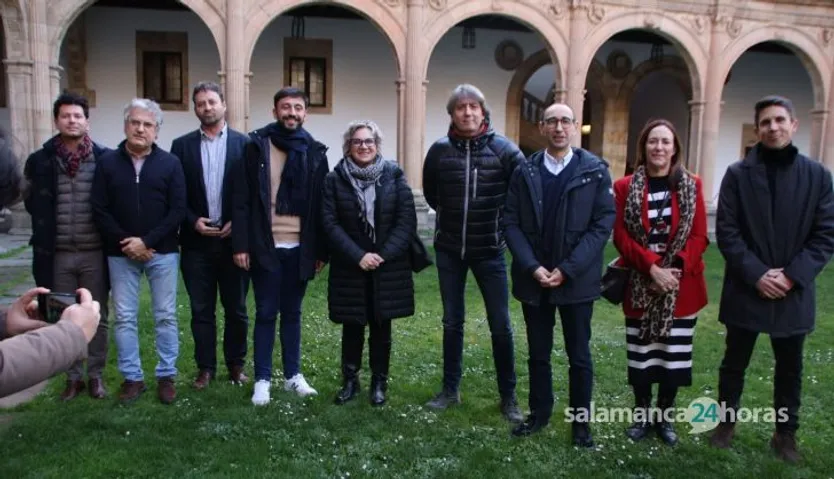 Carlos Martínez, atiende a los medios de comunicación junto a David Serrada, antes del encuentro con la militancia