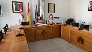 La alcaldesa de Peñaranda, Carmen Ávila de Manueles, junto a la concejala de Cultura, Fátima Manzano