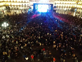 Los jóvenes siguen llegando a la Plaza Mayor para celebrar el Fin de Año Universitario