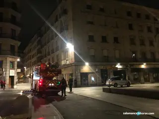 Bomberos en Bermejeros. Foto de archivo
