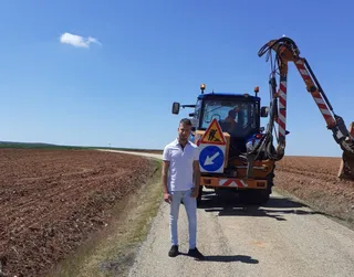 Carrascal de Barregas limpia la maleza de sus caminos municipales