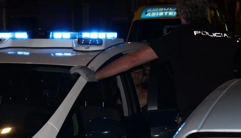 Policías nacionales introducen al detenido en el vehículo policial (1)