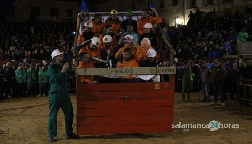 Desfile de carrozas en el Carnaval del Toro de Ciudad Rodrigo 2024