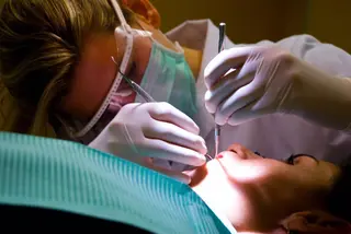 Paciente con un dentista en una clínica odontológica