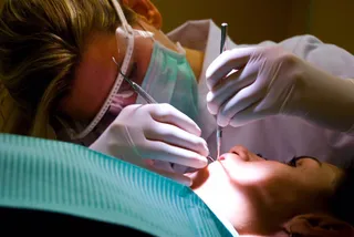 Paciente con un dentista en una clínica odontológica