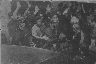 Carmen Polo, el general Millán Astray y Unamuno saliendo de la Universidad de Salamanca el 12 de octubre de 1936.