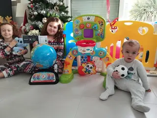 Mateo, Abril y Paula abren sus regalos de Reyes Magos