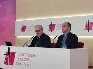 El secretario general de la CEE, Francisco César García Magán, y el director de comunicación de la CEE, José Gabriel Vera. | EUROPA PRESS