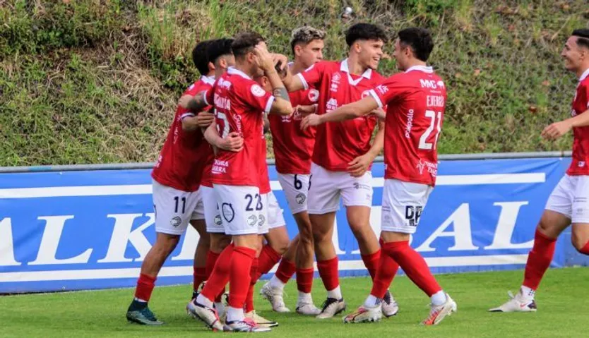 Los jugadores de Unionistas celebran el 0 1 de Pau en Urritxe | FOTO UNIONISTAS CF