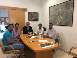 Varios miembros de la Corporación municipal de Doñinos han recibido al presidente de Peace City World, John Mavrak