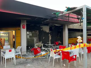 Los bomberos sofocan un incendio en las piscinas de Villamayor que afecta a su cocina