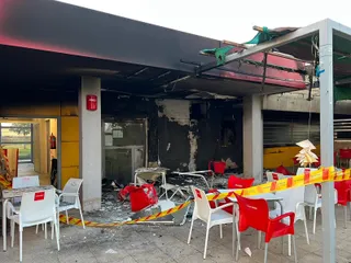 Los bomberos sofocan un incendio en las piscinas de Villamayor que afecta a su cocina