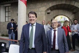 Alfonso Fernández Mañueco, presidente de la Junta de CyL, junto a Exuperancio Benito, alcalde de Ledesma | Foto: David Arranz (ICAL)