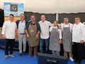 El equipo del Mesón de Gonzalo posa con David de Jorge antes de iniciar la degustación
