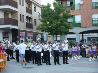 Banda y majorettes Carbajosa (1)