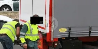 Herida en una colisión entre un coche y un camión en Carbajosa de la Sagrada