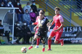 Íñigo se marcha de dos jugadores del Tudelano / FOTO SALAMANCA24HORAS.COM