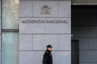 Un agente de Policía Nacional camina frente a la Audiencia Nacional. Foto de Diego Radamés | Europa Press. Archivo