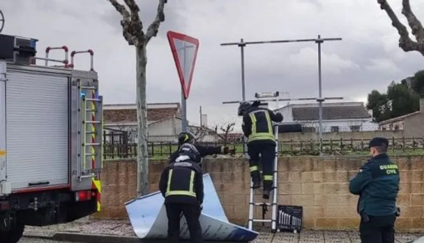 Los bomberos retiran un cartel en Juzbado