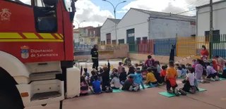 Bomberos del parque comarcal de Peñaranda en el Colegio Severiano Montero